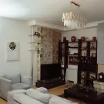 Albjona 게스트하우스 *