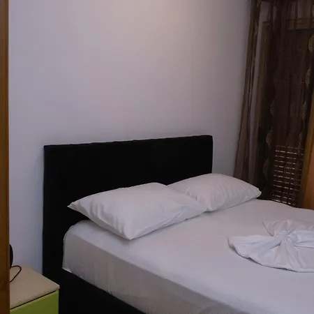 Albjona 招待所 地拉那